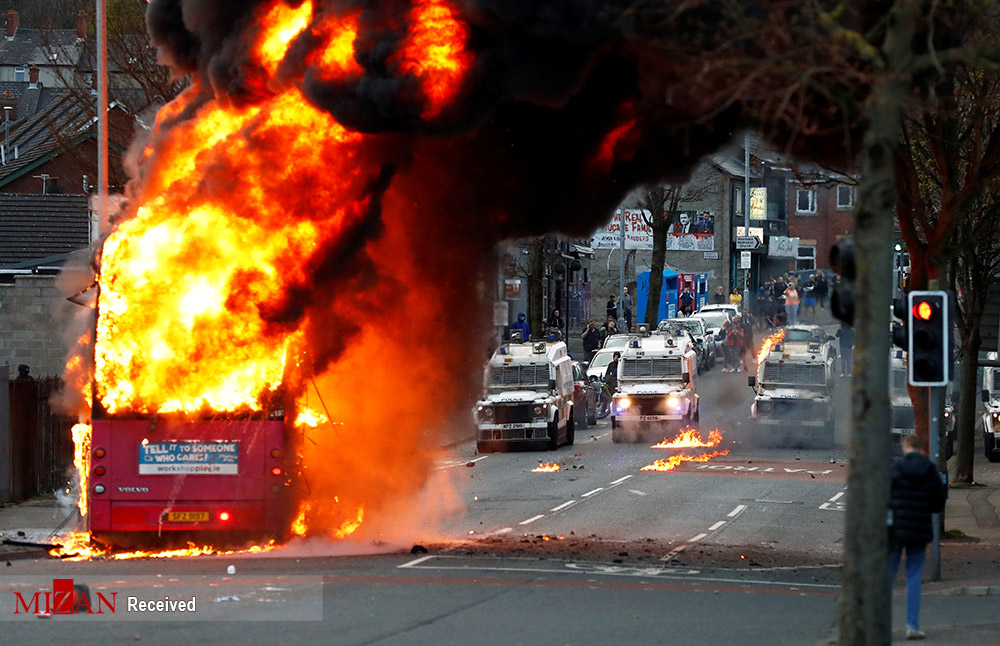 آتش زدن اتوبوس و خودرو ها در آشوب های ایرلند شمالی + عکس