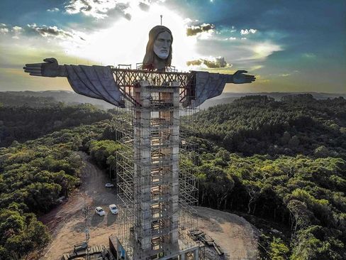 از مسابقات شترسواری دوبی تا ساخت مجسمه جدید مسیح (ع) در برزیل