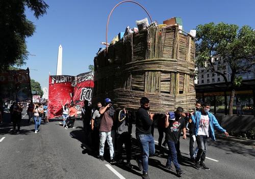 حمل یک سبد بزرگ مایحتاج در اعتراض معیشتی توسط آرژانتینی ها + عکس