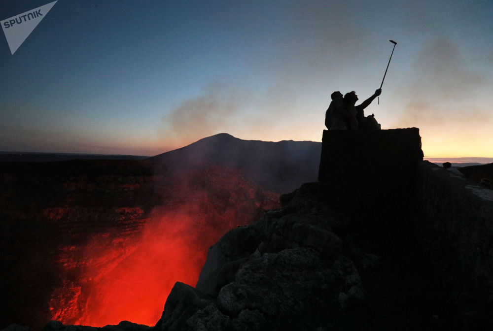 توریست ها مشغول تماشای آتشفشان در ایسلند + عکس