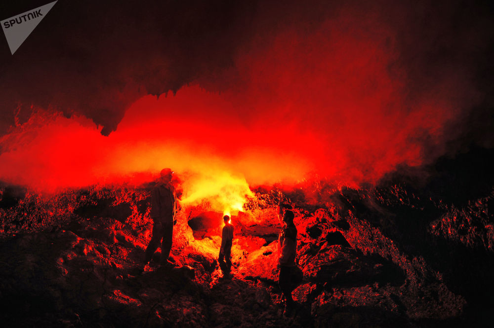توریست ها مشغول تماشای آتشفشان در ایسلند + عکس