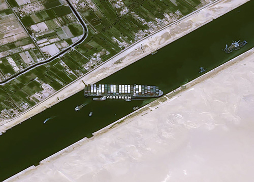 عکس ماهوار‌ه‌ا‌ی از کشتی به گل نشسته در سوئز