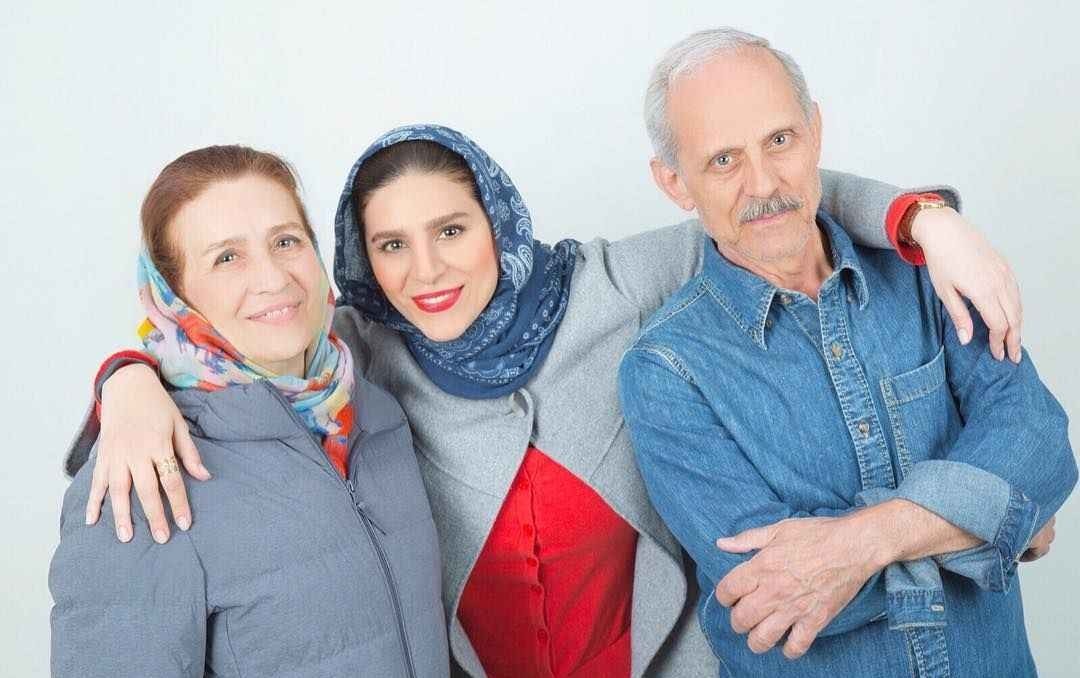 سحر دولتشاهی در کنار پدر و مادرش
