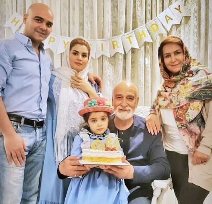 جشن تولد محمود پاک نیت به همراه خانواده