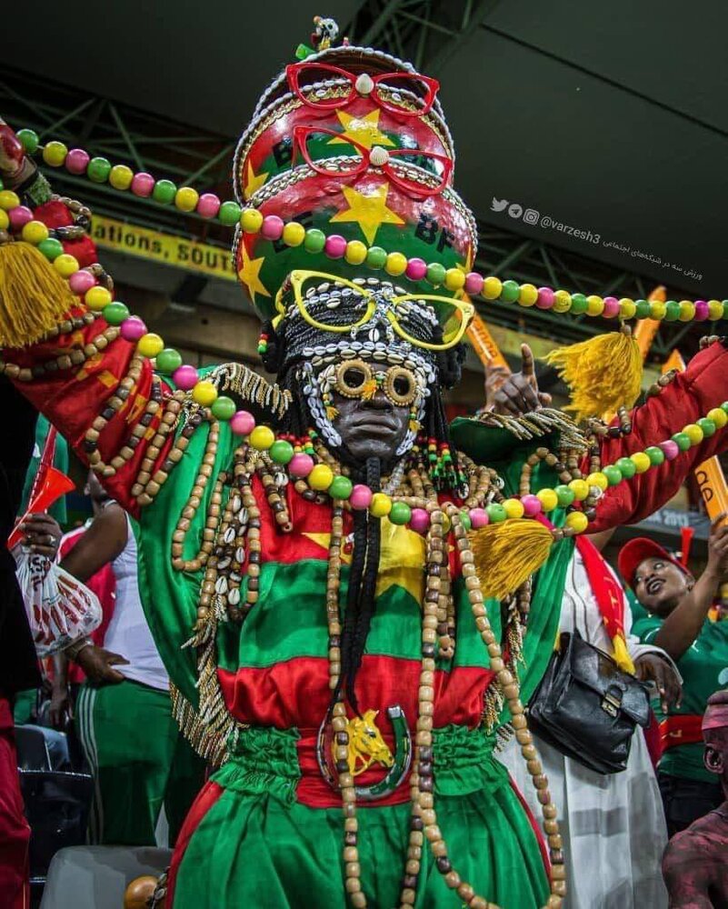 لباس عجیب هوادار آفریقایی در جام ملت‌ها