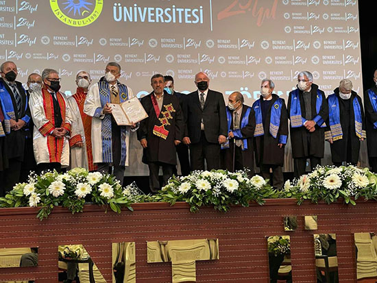 احمدی‌نژاد دکترای افتخاری هم گرفت