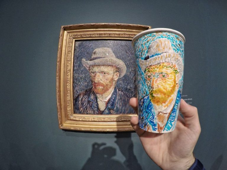 هنرمندی که هزینه زندگی و سفرش را با نقاشی خلاقانه روی لیوان‌های یک بار مصرف درمی‌آورد!