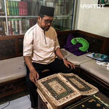 نمایش نسخه‌خطی قرآن با جوهر طلا در اندونزی