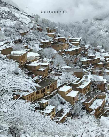 معروف‌ترین روستای پلکانی ایران، زیر لحاف زمستان