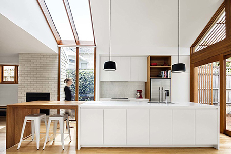 آشپزخانه ای زیبا و مینیمال با کابینت بدون دستگیره