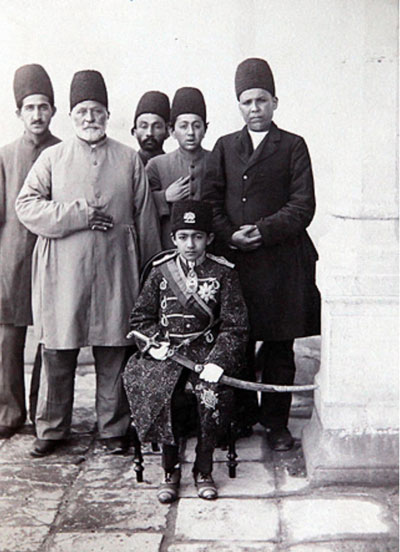 تصویری از فرزند ناصرالدین شاه با خدمتکاران دربار
