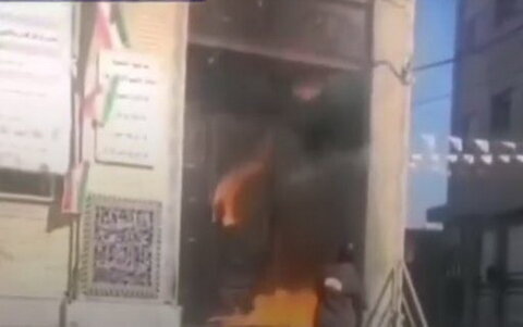 ماجرای آتش زدن دَرِ مسجد در اصفهان چه بود؟