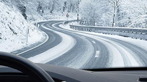 رانندگی جنون‌آمیز با سرعت ۱۴۰ کیلومتر بر ساعت روی جاده برفی