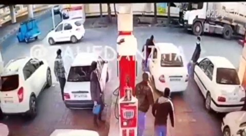 لحظه آدم‌ربایی عجیب در پمپ بنزین توسط راننده تیبا در زاهدان