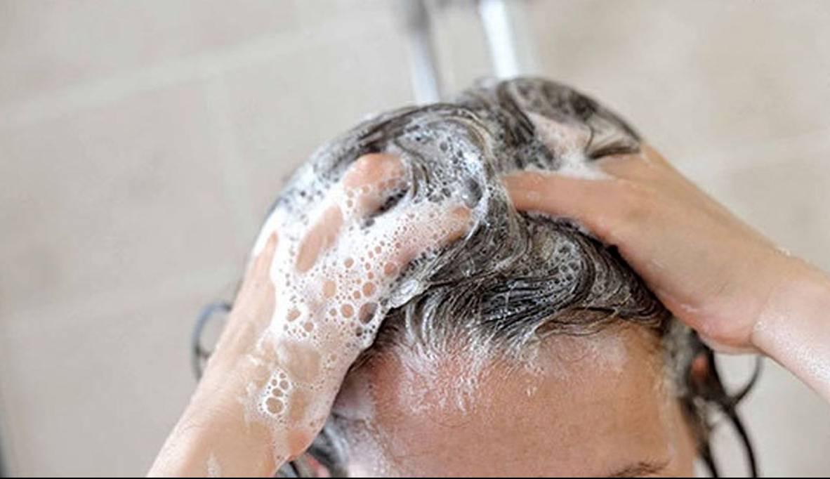 ۸ اشتباه رایجی که هنگام شستن موها مرتکب می‌شویم