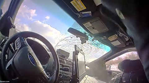 برخورد لاستیک سرگردان به شیشه خودروی پلیس