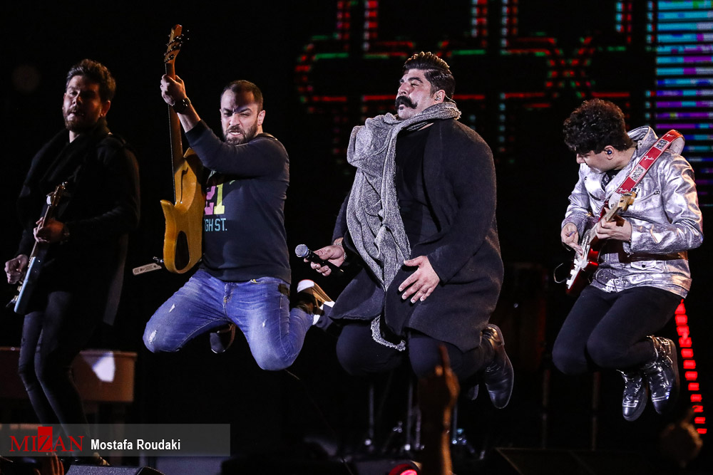 ژست هیجانی و عجیب بهنام بانی در جشنواره موسیقی فجر