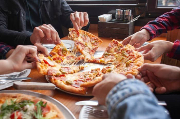 میدانید پیتزا چه آسیب هایی به بدنتان می زند؟