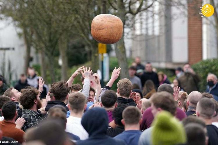 بازی سنتی با یک توپ غول پیکر در انگلیس