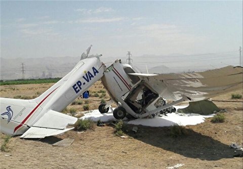 لحظه وحشتناک سقوط یک هواپیمای دو نفره وسط اتوبان