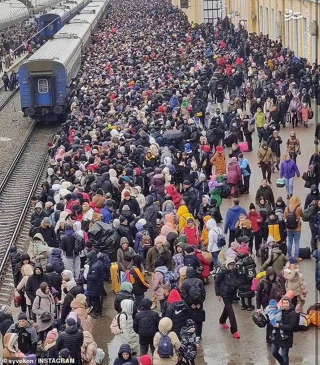 تصویری از هجوم مردم اوکراین به ایستگاه راه آهن
