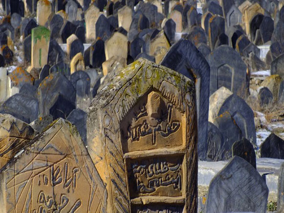 مرموزترین قبرستان ایران؛ مردگانش تجزیه نمی‌شوند | اینجا اولین گورستان مسلمانان در ایران است | حکاکی خاص روی سنگ قبرها را ببینید