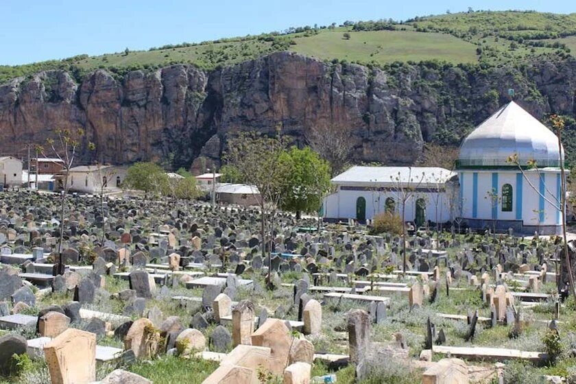مرموزترین قبرستان ایران؛ مردگانش تجزیه نمی‌شوند | اینجا اولین گورستان مسلمانان در ایران است | حکاکی خاص روی سنگ قبرها را ببینید