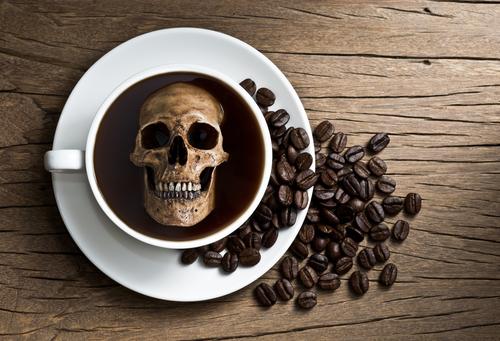 مرگ به سبب اوردوز کافئین پس از نوشیدن ۲۰۰ فنجان قهوه