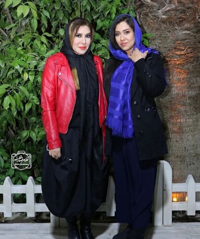 نسیم ادبی در کنار خواهرش