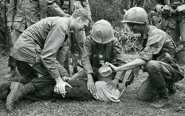 شکنجه کردن سرباز ویتنامی توسط سربازان آمریکایی
