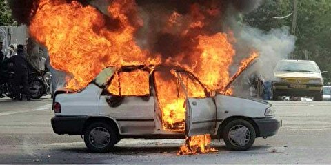 لحظه به آتش کشیدن چند خودرو توسط یک مرد در خیابان ستارخان تهران