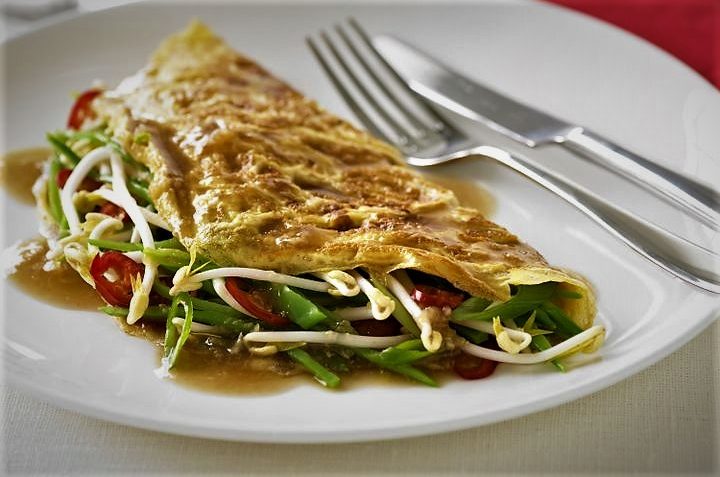 املت چینی یک صبحانه معرکه با سبزیجات و ادویه‌های تازه