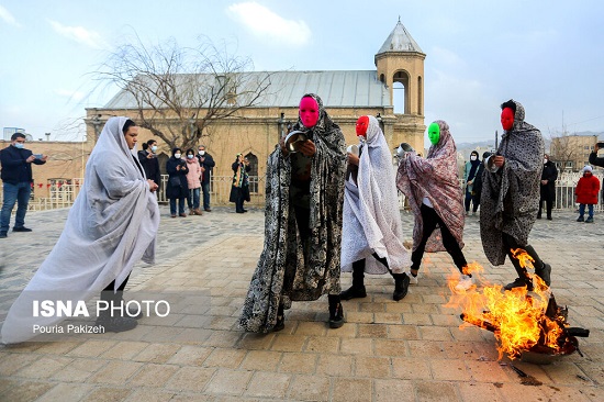 آیین سنتی چهارشنبه سوری و قاشق‌زنی در همدان
