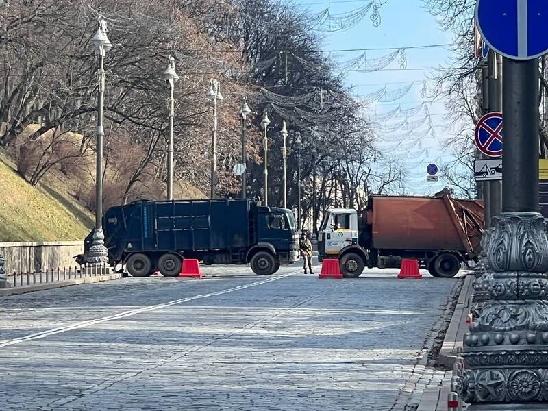 مقابله با تانک‌های روسی با کامیون‌های حمل زباله!