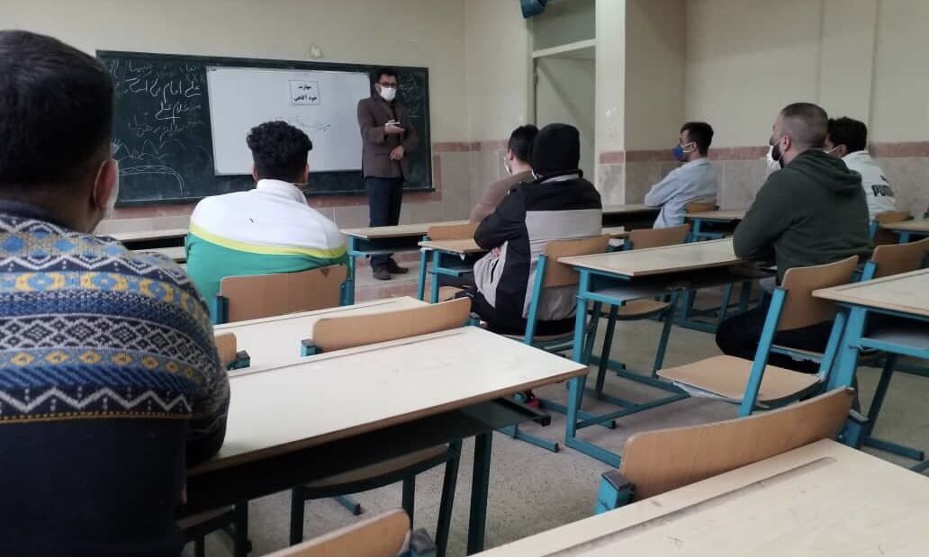 برگزاری کلاس دانشگاهی در زندان + عکس
