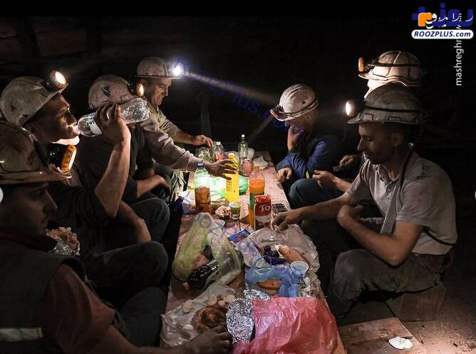 افطار معدنچیان در زیر زمین +عکس