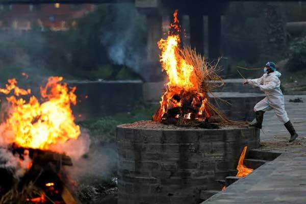 تصویرِ سوزاندن اجساد فوتی‌های کرونا در نپال