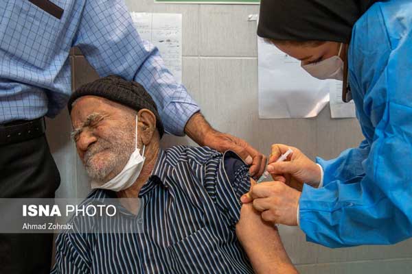 تصویر یک پرستار هنگام تزریق واکسن سوژه شد