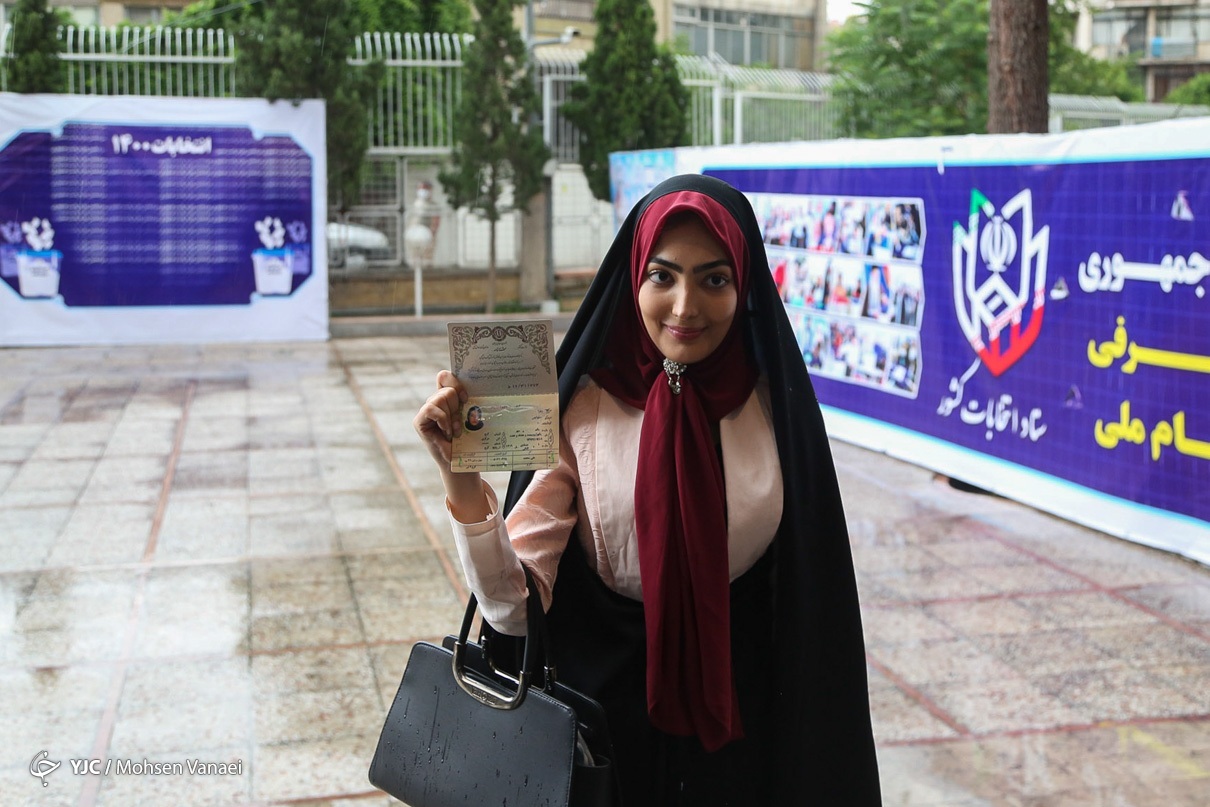 آمدن خانمی جوان برای ثبت نام ریاست جمهوری زیر باران + عکس