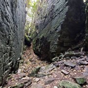 هزارتویی از درزها و شکاف‌های صخره‌ای در اونتاریو