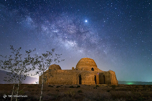 طلوع کهکشان راه شیری در آسمان شب