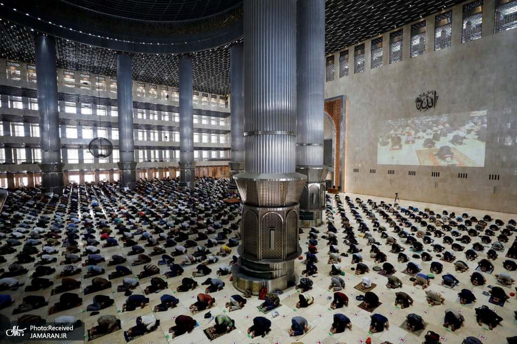 اقامه نماز جماعت ماه رمضان در مسجد جامع جاکارتا + عکس