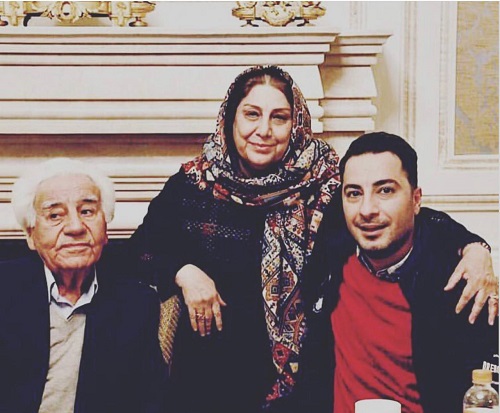 نوید محمدزاده در کنار پدر و مادرش