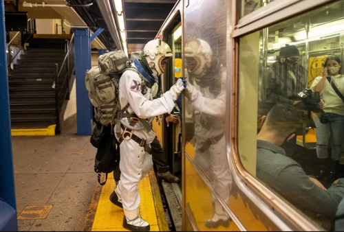 مردی با لباس فضانوردی در ایستگاه متروی شهر نیویورک آمریکا+ عکس