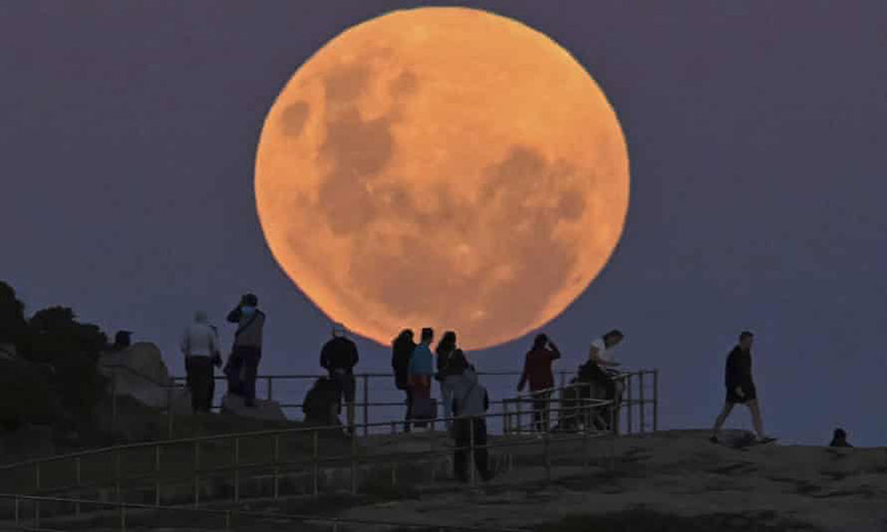چگونه با دوربین گوشی موبایل از ماه کامل عکس‌های خارق‌العاده بگیریم؟