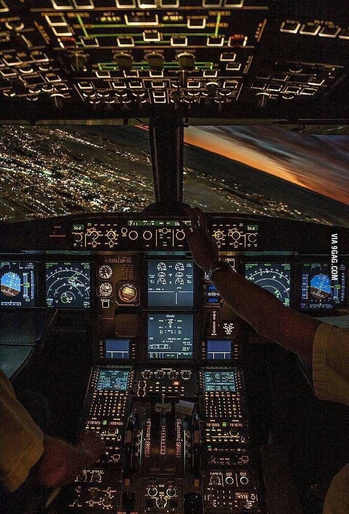 تصویری حیرت انگیز از داخل کابین هواپیما در شب
