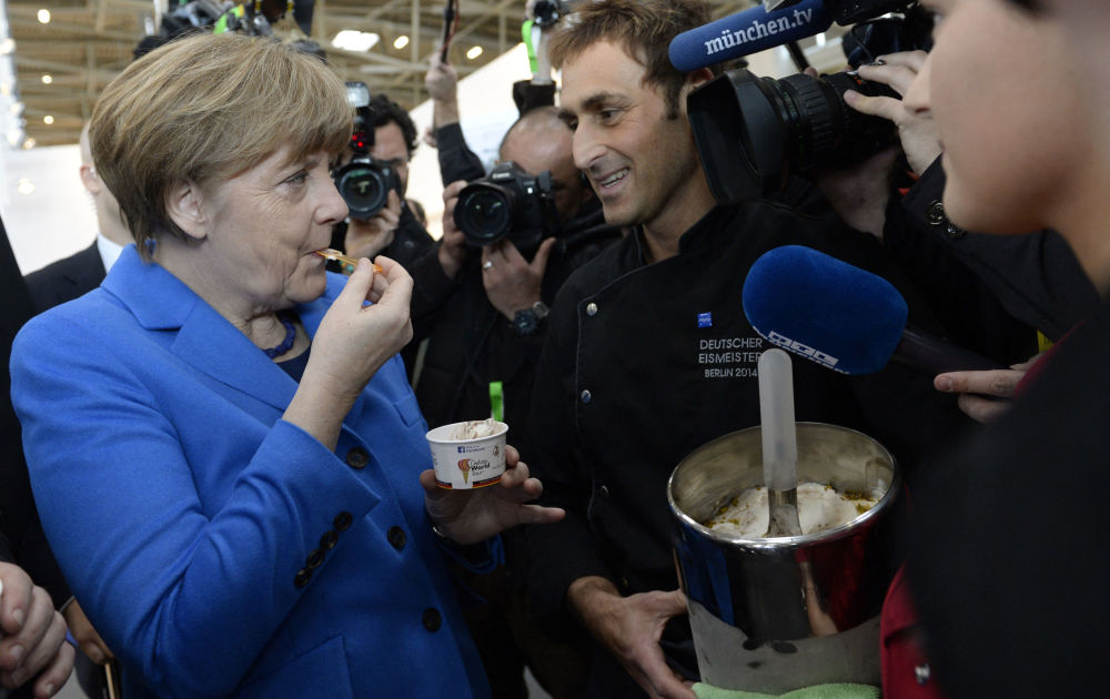 «جشن بستنی» با حضور سیاستمداران و ستارگان + عکس
