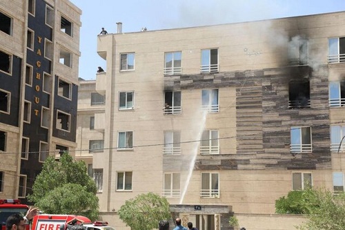 نجات ۱۰نفر از آتش سوزی یک آپارتمان در مشهد