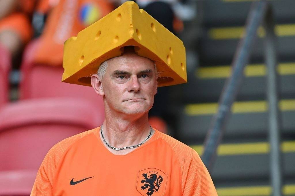 تصویری جالب از هوادار تیم ملی هلند با کلاه پنیری