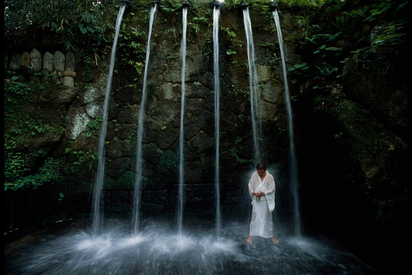 یوگا در زیر آبشار ژاپن +عکس